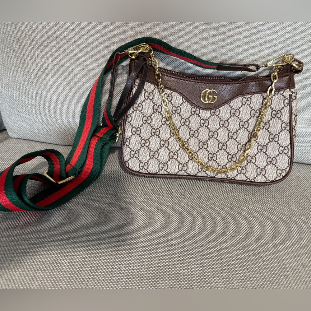 GG Supreme Canvas Shoulder Bag with Green-Red Web Strap🩷